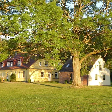 Lejlighed Gut-rattelvitz-galerie-f-hochwertig-sauna-kamin-etankstelle-spielscheune-15-000qm-park-land