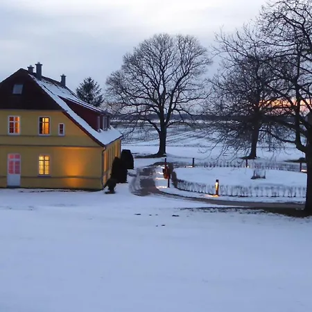 Gut-rattelvitz-galerie-f-hochwertig-sauna-kamin-etankstelle-spielscheune-15-000qm-park-land Lejlighed