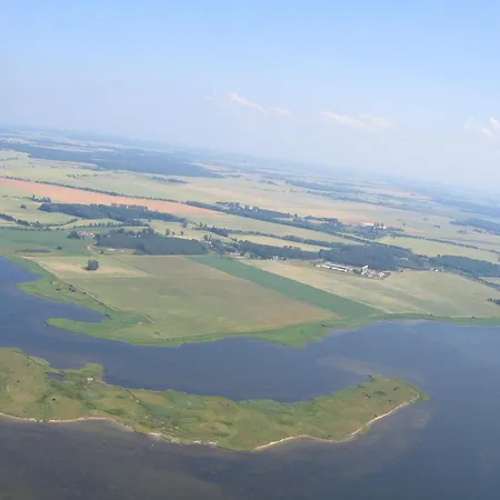 Gut-rattelvitz-galerie-f-hochwertig-sauna-kamin-etankstelle-spielscheune-15-000qm-park-land Lejlighed Gingst