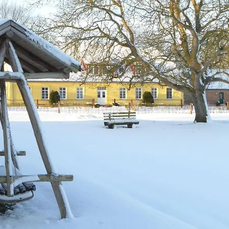 Gut-rattelvitz-galerie-f-hochwertig-sauna-kamin-etankstelle-spielscheune-15-000qm-park-land