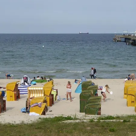 Gut-rattelvitz-galerie-f-hochwertig-sauna-kamin-etankstelle-spielscheune-15-000qm-park-land Lejlighed Gingst