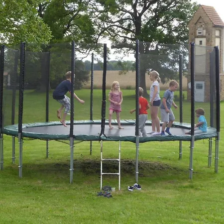 Gut-rattelvitz-galerie-f-hochwertig-sauna-kamin-etankstelle-spielscheune-15-000qm-park-land Lejlighed *