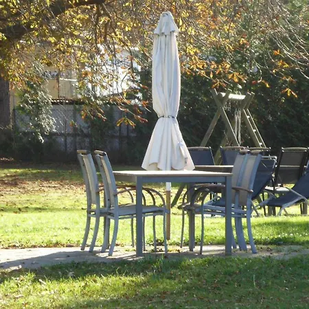 Gut-rattelvitz-galerie-f-hochwertig-sauna-kamin-etankstelle-spielscheune-15-000qm-park-land Lejlighed Gingst