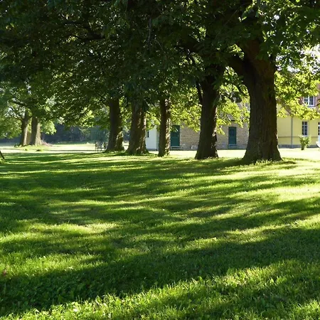 Gut-rattelvitz-galerie-f-hochwertig-sauna-kamin-etankstelle-spielscheune-15-000qm-park-land