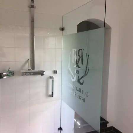 Gut-rattelvitz-galerie-f-hochwertig-sauna-kamin-etankstelle-spielscheune-15-000qm-park-land *