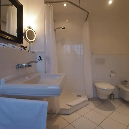 Gut-rattelvitz-galerie-f-hochwertig-sauna-kamin-etankstelle-spielscheune-15-000qm-park-land Gingst