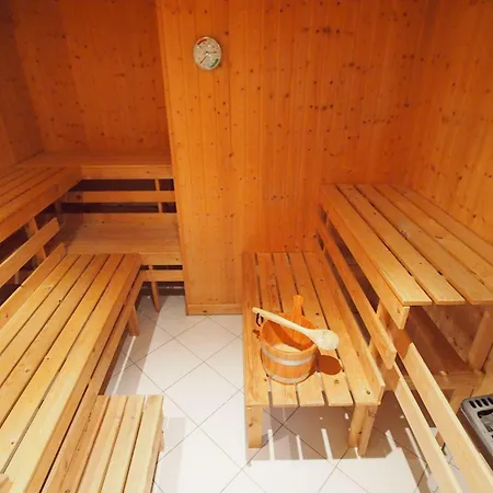 Gut-rattelvitz-galerie-f-hochwertig-sauna-kamin-etankstelle-spielscheune-15-000qm-park-land * Gingst