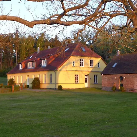 Gut-rattelvitz-galerie-f-hochwertig-sauna-kamin-etankstelle-spielscheune-15-000qm-park-land Lejlighed